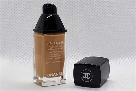 Chanel 051 Tawny Beige Vitalumiere Moisture